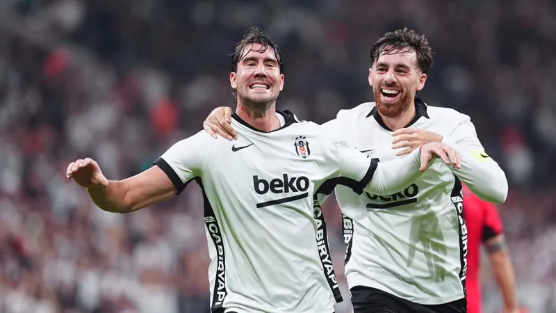 Yazarların Beşiktaş yorumları